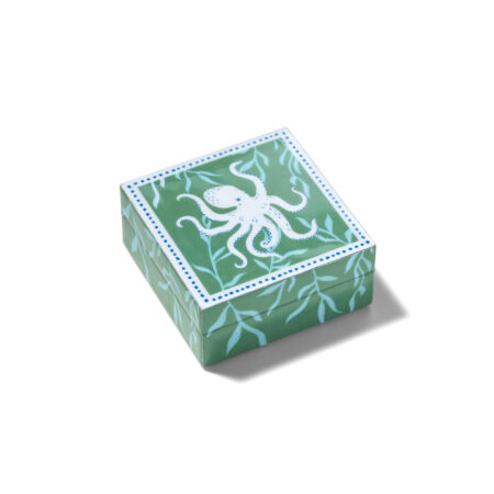 Grüne Holzbox mit weißem Oktopusmotiv von Oceanstore Design