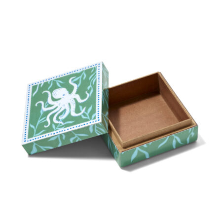 Grüne Holzbox mit weißem Oktopusmotiv von Oceanstore Design